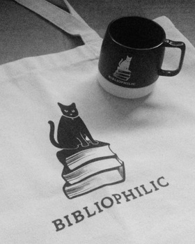 bibliophilicグッズのバッグとカップ