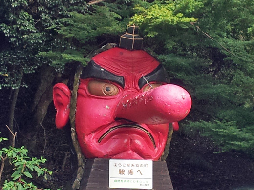 鞍馬駅で迎えてくれる天狗