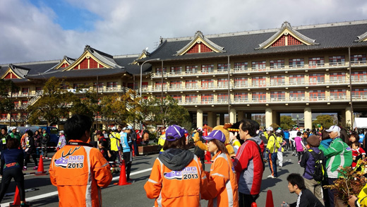 折り返しの天理大学附属天理参考館