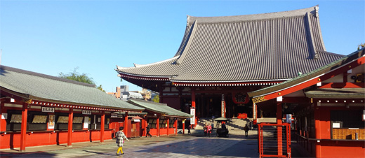 早朝の浅草寺