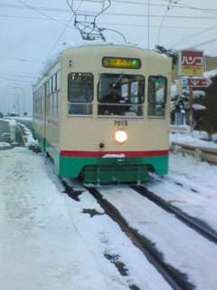 雪の中の富山市電