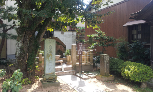 芋掘藤五郎の墓