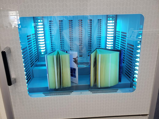 図書消毒中の本