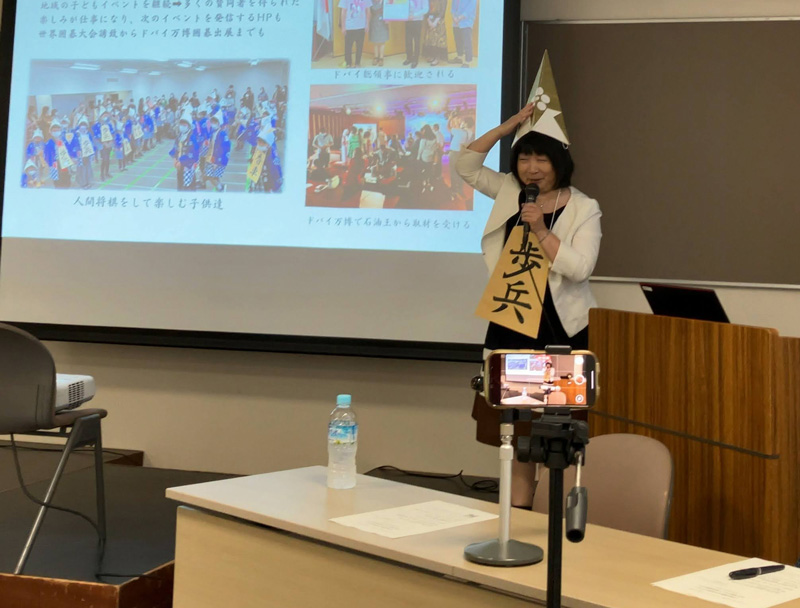 人間将棋に変身、梅鉢門の被り物